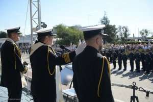 Trzej mężczyźni w mundurach przekazują błogosłwieństwo