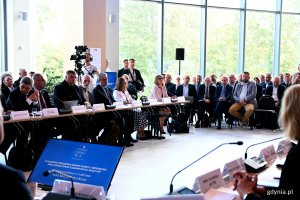 Uczestnicy wyjazdowego posiedzenia połączonych komisji senackich w Gdyni