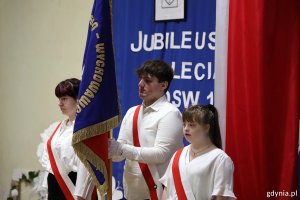 Poczet sztandarowy na sali