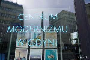 Neon świecący na niebiesko: Centrum Modernizmu Gdyni 