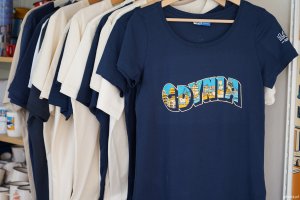 Koszulki z grafikami Jana Rutki i napisem Gdynia