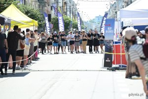 Podczas Kulinarnej Świętojańskiej nie zabrakło kluczowego punktu programu - Biegu Kelner&oacute;w. Na zdjęciu uczestnicy kategorii Profesjonaliści