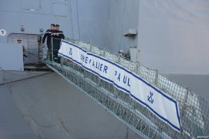 Francuska fregata &bdquo;Chevalier Paul&rdquo; i wejście na pokład