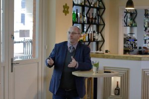 Mężczyzna w garniturze