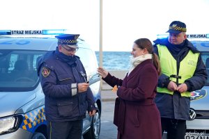 Prezydent Gdyni Aleksandra Kosiorek przekazuje kluczyki do jednego z radiowoz&oacute;w komendantowi Andrzejowi Bieniowi 