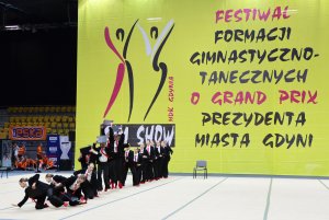 układ taneczny na hali sportowej