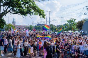 Uczestnicy 11. Tr&oacute;jmiejskiego Marszu R&oacute;wności idący ulicą 