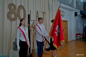 Poczet sztandarowy z nowym sztandarem szkoły