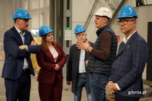 Spotkanie w gdyńskiej firmie Hydromega. Na zdjęciu widoczni przedstawiciele firmy oraz Aleksandra Kosiorek, prezydent Gdyni i Tomasz Augustyniak, wiceprezydent Gdyni. 