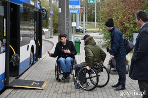 Na zdj. (z lewej): Anna Dobkowska z Wydziału Dostępności UMG z kierowcami ZKM podczas ćwiczeń z dostępności przy autobusie