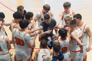 Trener z zawodnikami podczas przerwy