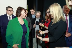Agnieszka Owczarczak - przewodnicząca Rady Miasta Gdańska i eurodeputowana Magdalena Adamowicz wręczają statuetki rektorom i dziekanom - laureatom Nagrody Smart Metropolia im. Pawła Adamowicza // fot. Grzegorz Mehring