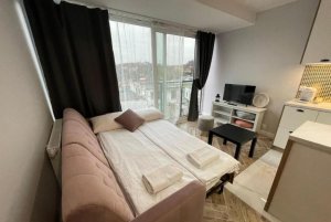 Salon z aneksem kuchennym w High Standard Apartment Gdynia