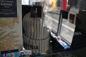 Z letnią pogodą bywa w tym sezonie r&oacute;żnie. Może czapkę?