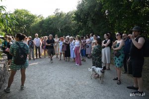 Uczestnicy wernisażu wystawy G8 w parku na Kamiennej Górze // fot. Michał Puszczewicz