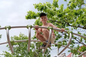 Dzieci i dorośli na placu zabaw