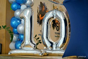 Balony ustawione w liczbę 10 z okazji 10-lecia CKZiU nr w Gdyni 