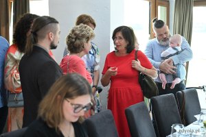 Grupa os&oacute;b, mężczyzna z niemowlakiem 