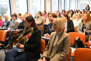 Ludzie w sali na spotkaniu z przedsiębiorcami w w Bałtyckim Porcie Nowych Technologii. Na zdj. m.in. Jolanta Klauze, dyrektor Powiatowego Urzędu Pracy w Gdyni (pierwsza z prawej)