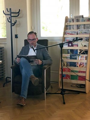 Jakub Ubych - wiceprzewodniczący Rady Miasta Gdyni w Konsulacie Kultury podczas 11. edycji Narodowego Czytania // fot. materiały prasowe