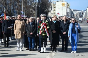Delegacja gdyńskich samorządowc&oacute;w, od lewej: Łukasz Strzałkowski, Beata Zastawna, wiceprezydent Gdyni Rafał Geremek, Teresa Bysewska, Dawid Biernacik, Agnieszka Tokarska. Miejskie uroczystości związane z 81. rocznicą zakończenia walk o wyzwolenie Gdyni pod Pomnikiem Polski Morskiej (fot. Michał Puszczewicz)