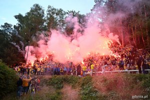 XII Spotkanie Międzypokoleniowe kibiców Arki Gdynia na słynnej „Górce” przy ulicy Ejsmonda - kibice uczestniczący w wydarzeniu (fot. Michał Puszczewicz)