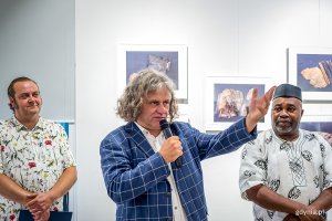 5 września w Ratuszu Staromiejskim w Gdańsku odbył się wernisaż wystawy oraz uroczystość wręczenia nagród XXIII Pomorskiego Konkursu Fotografii Prasowej Gdańsk Press Photo 2019 im. Zbigniewa Kosycarza. Na zdjęciu Maciej Kosycarz i Larry Ugwu // fot. Dawid Linkowski