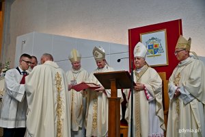 ks. Edmund Skalski - proboszcz parafii pw. Najświętszej Maryi Panny Królowej Polski wręcza medale pamiątkowe nuncjuszowi, metropolicie gdańskiemu i i biskupom // fot. Magdalena Czernek