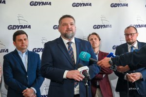 Konferencja prasowa. Przemawia Tadeusz Szemiot, przewodniczący Rady Miasta Gdyni.