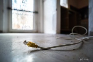 Wnętrze jednego z mieszkań komunalnych w Gdyni, kt&oacute;re wymaga remontu i zostanie uwzględnione w programie (fot. Kamil Złoch)