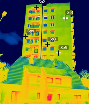 Przykładowe zdjęcie termowizji, które wskazuje kolorem czerwonym na miejsca, w których następuje ubytek ciepła.