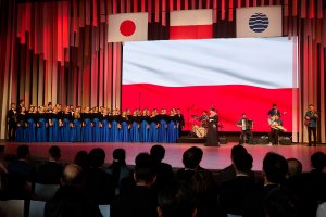 Akademicki Chór Uniwersytetu Morskiego w Gdyni i zespół Tołhaje podczas wspólnego występu w ramach Narodowego Dnia Polski na Expo 2025 w Osace