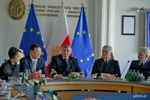 Od lewej: Lo Ta-Sheng – wiceprezydent Kaohsiungu, prof. dr hab. inż. kpt. ż. w. Adam Weintrit – rektor Uniwersytetu Morskiego w Gdyni, oraz prorektorzy prof. UMG dr hab. Dariusz Barbucha i prof. UMG dr hab. Sambor Guze podczas spotkania na Uniwersytecie Morskim 