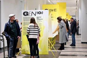 Uczestnicy wernisażu wystawy &bdquo;Gen 100 &ndash; gdyński kod wsp&oacute;lnoty&rdquo; oglądający ekspozycję w Muzeum Emigracji 