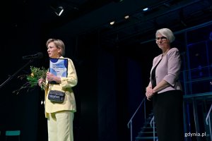 Anna Górna - aktorka Bałtyckiego Teatru Różnorodności odebrała Nagrodę Prezydenta Miasta Gdyni z okazji Międzynarodowego Dnia Teatru z rąk Joanny Zielińskiej - przewodniczącej Rady Miasta Gdyni 