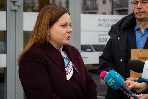 Prezydent Gdyni Aleksandra Kosiorek przed nowo otwartym Punktem Obsługi Mieszkańców Urzędu Miasta Gdyni na Chwarznie-Wiczlinie, w lokalu przy ul. Tęczowej 37 (fot. Kamil Złoch)