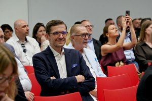 Uczestnicy uroczystości wręczenia plakiet Michelin 2026 zgromadzeni w Muzeum Emigracji