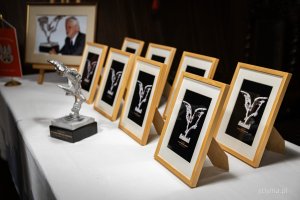 Wręczenie pierwszej statuetki &ndash; nagrody im. komandora Macieja Janiaka na pokładzie ORP &bdquo;Błyskawica&rdquo; (fot. Kamil Złoch)