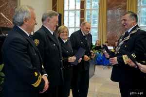 Prof. dr hab. inż. kpt. ż. w. Adam Weintrit, rektor Uniwersytetu Morskiego, wręczający nagrody wieloletnim pracownikom uniwersytetu