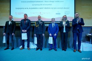 Odznaczeni honorowi dawcy krwi z Gdyni wraz z wiceprezydentem Tomaszem Augustyniakiem i dr hab. Marleną Robakowską &ndash; dyrektor Regionalnego Centrum Krwiodawstwa i Krwiolecznictwa w Gdańsku podczas gali