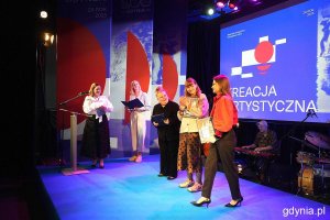 Na scenie m.in. nominowani do nagrody w kategorii &bdquo;Kreacja artystyczna&rdquo; oraz laureatka Hanna Shumska w towarzystwie prezydent Gdyni Aleksandry Kosiorek