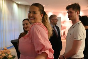 na zdjęciu uśmiechnięci ludzie