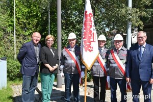 na zdjęciu grupa uśmiechniętych ludzi