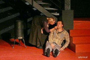 Zdjęcie z próby spektaklu „Misery” na podstawie powieści Stephena Kinga w reżyserii Krzysztofa Babickiego. Na fotografii: Dorota Lulka jako Annie Wilkes i Szymon Sędrowski jako Paul Sheldon. Annie podaje tabletkę Paulowi // fot. Magdalena Czernek