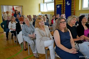 Uczestnicy uroczystości z okazji 90-lecia SP nr 11 zgromadzeni w sali gimnastycznej 