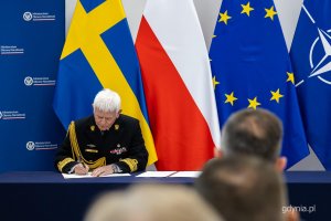 Polsko-szwedzkie rządowe konsultacje w Gdyni. Podpisanie um&oacute;w dotyczących programu Orka (fot. Kamil Złoch)