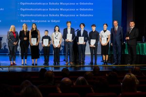 Jedna z grup stypendystów wraz z marszałkiem województwa pomorskiego Mieczysławem Strukiem, Agnieszką Baranowską - członkinią zarządu województwa pomorskiego oraz Emilią Lodzińską - zastępczynią prezydenta Gdańska ds. rozwoju przestrzennego i mieszkalnictwa