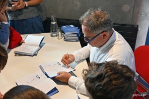 Grzegorz Kasdepke, autor &bdquo;Lufcika&rdquo;, podpisujący książki w Gdyńskim Centrum Filmowym