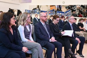 Na zdjęciu m.in.: pomorski kurator oświaty Grzegorz Kryger, dyrektor III LO Wiesław Kosakowski (fot. Magdalena Starnawska)