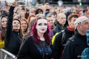 Uczestnicy festiwalu pod sceną gł&oacute;wną podczas jednego z koncert&oacute;w
